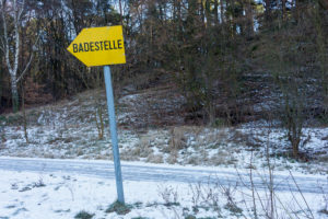 Berlin, Wannsee, Wegweiser "Badestelle" in Winterlandschaft, Symbolbild Eisbaden Berlin, Wannsee, Wegweiser "Badestelle" in Winterlandschaft, Symbolbild Eisbaden